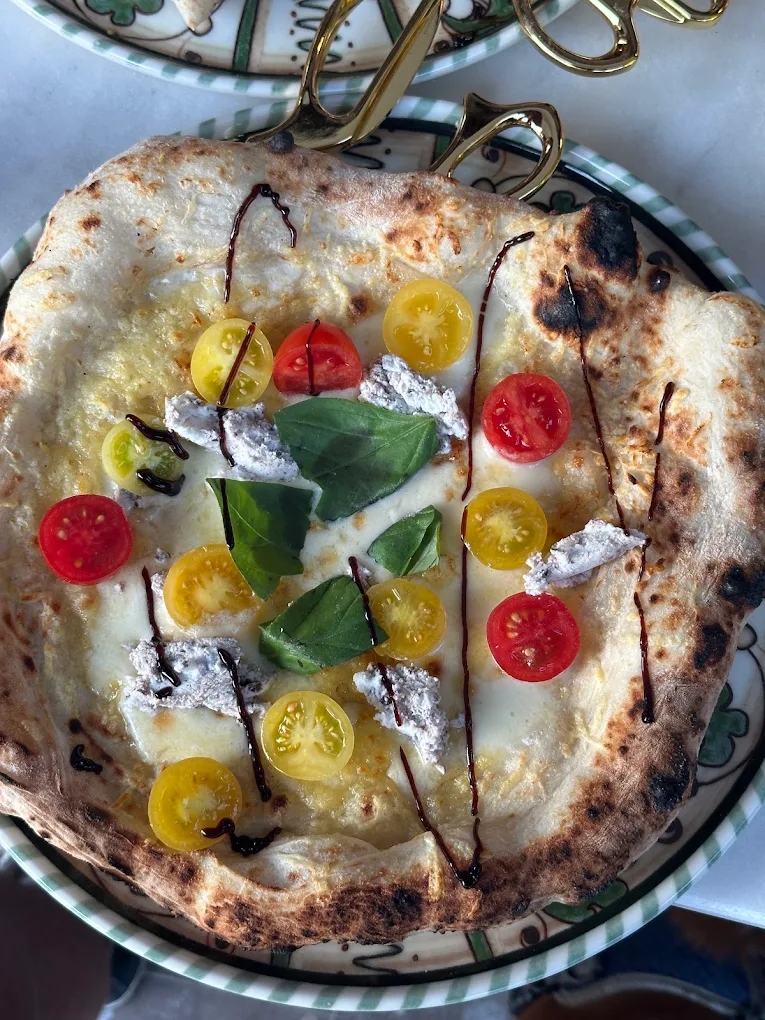 Renkli çeri domates, mozzarella ve fesleğenli pizza