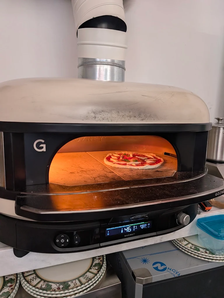 il Bello fırınında pişen Napoliten pizza