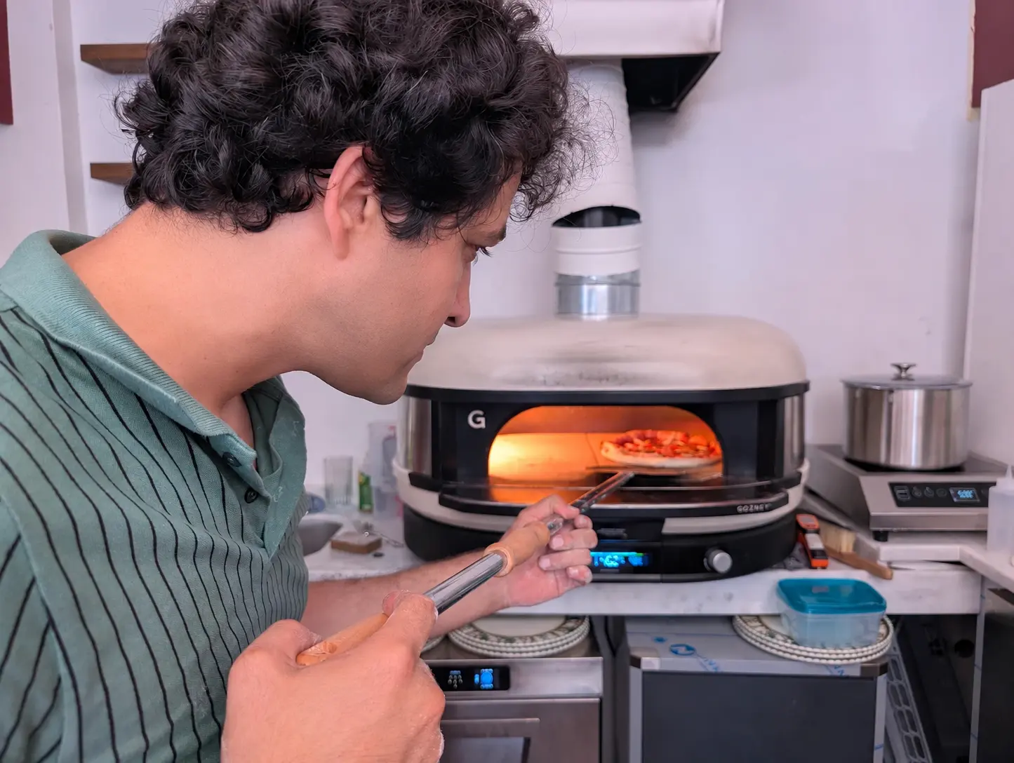 il Bello'da pizzanın fırına hazırlanışı