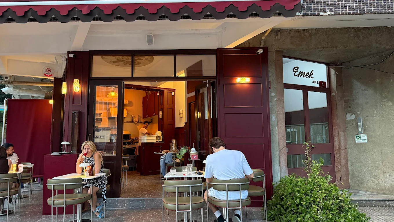 il Bello'nun bordo cepheli açık hava oturma alanı
